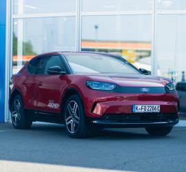 Ford Standort St. Wendel | Jochem Gruppe Ford Standort St. Wendel | Jochem Gruppe | Das Bild zeigt ein rotes Fahrzeuge vorm Eingang.