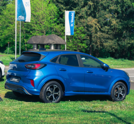 Ford Standort St. Wendel | Jochem Gruppe Ford Standort St. Wendel | Jochem Gruppe | Das Bild zeigt einen blauen Kleinwagen auf dem Firmengelände.