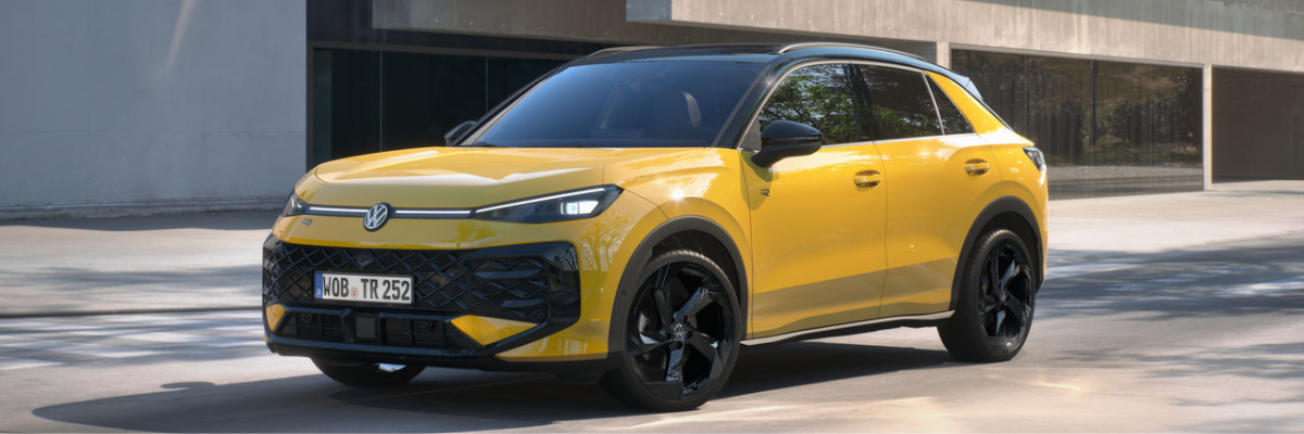 VW T-Roc | Das Bild zeigt einen gelben PKW vor einem Haus.