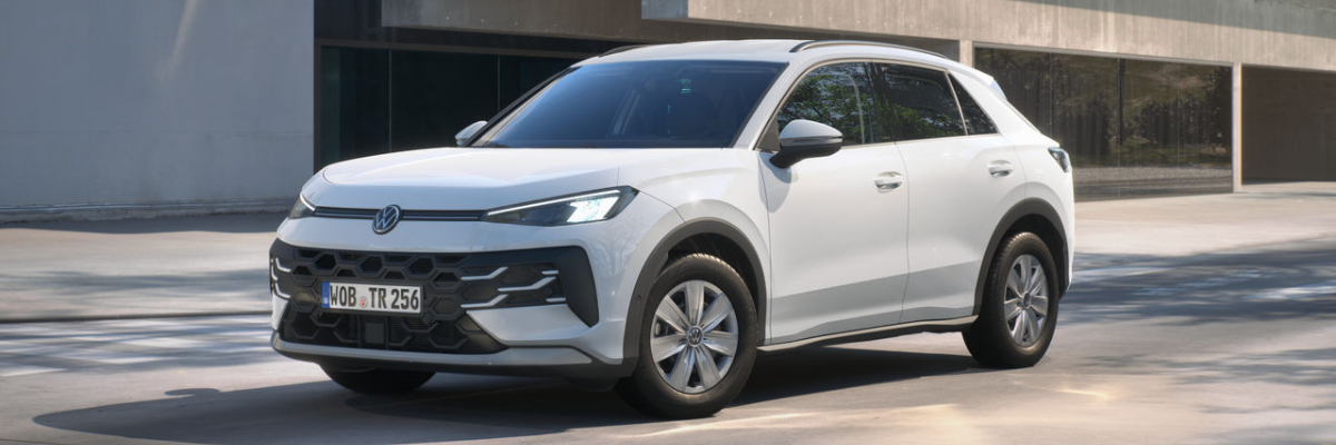 VW T-Roc | Das Bild zeigt einen weißen PKW vor einem Haus.