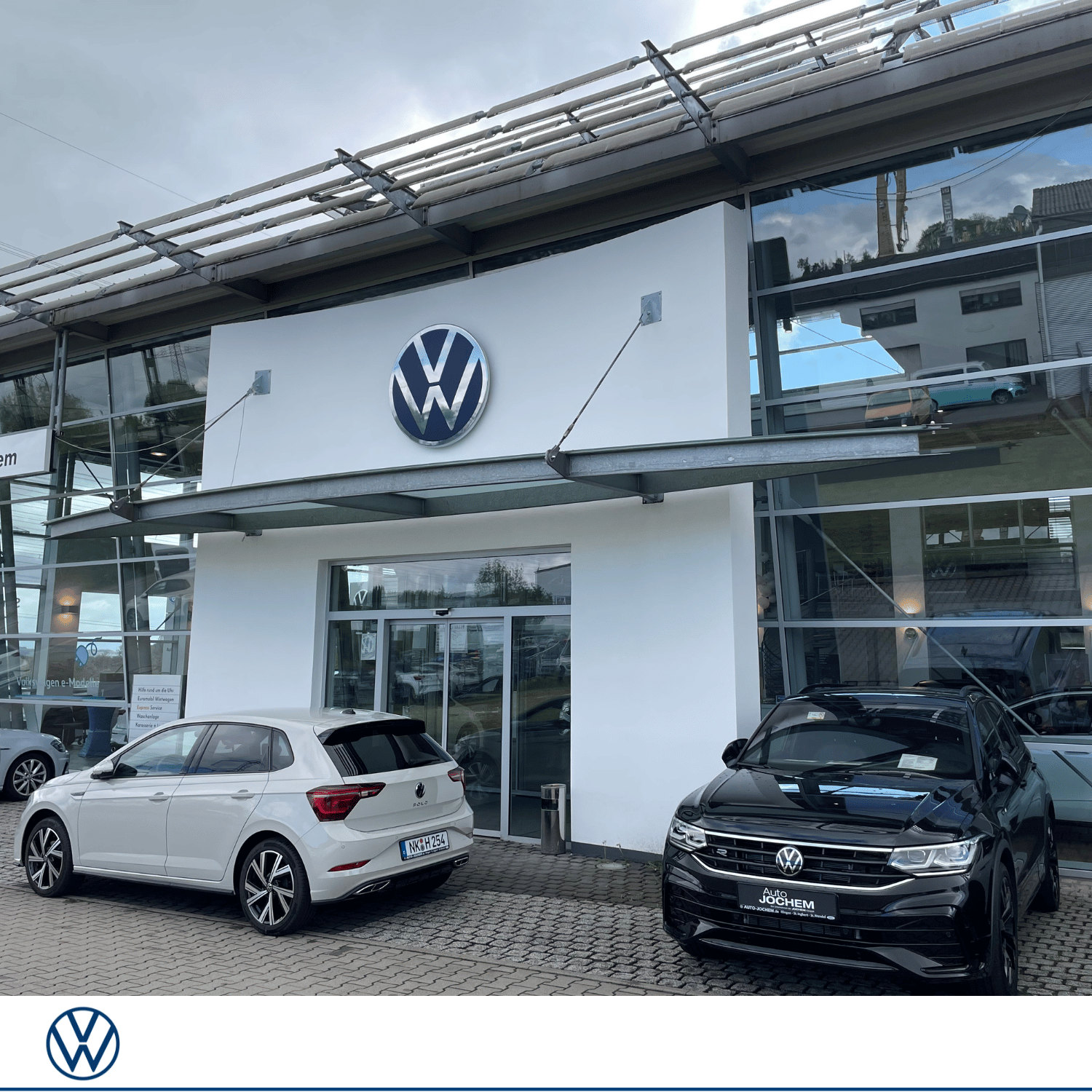 Volkswagen Standort Illingen | Jochem Gruppe Volkswagen Standort Illingen | Jochem Gruppe | Das Bild zeigt den das Gebäude mit Fahrzeugen davor.