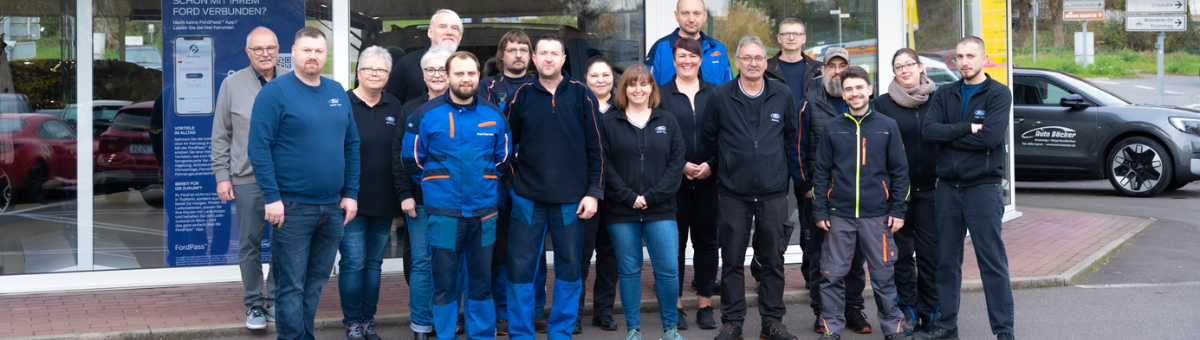 Das Bild zeigt eine Gruppe von Mitarbeitern | Auto Bäcker GmbH | Jochem Gruppe