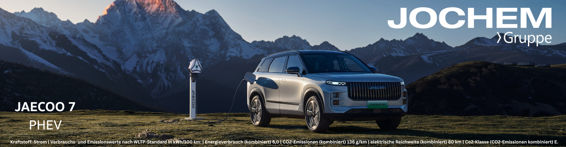 JAECOO 7 | Jochem Gruppe |Das Bild zeigt einen grauen SUV vor einem Bergpanorama mit Ladesäule.