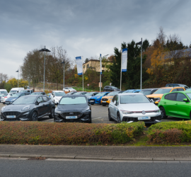 Auto Bäcker | Das Bild zeigt geparkte Fahrzeugen auf dem Außengelände.