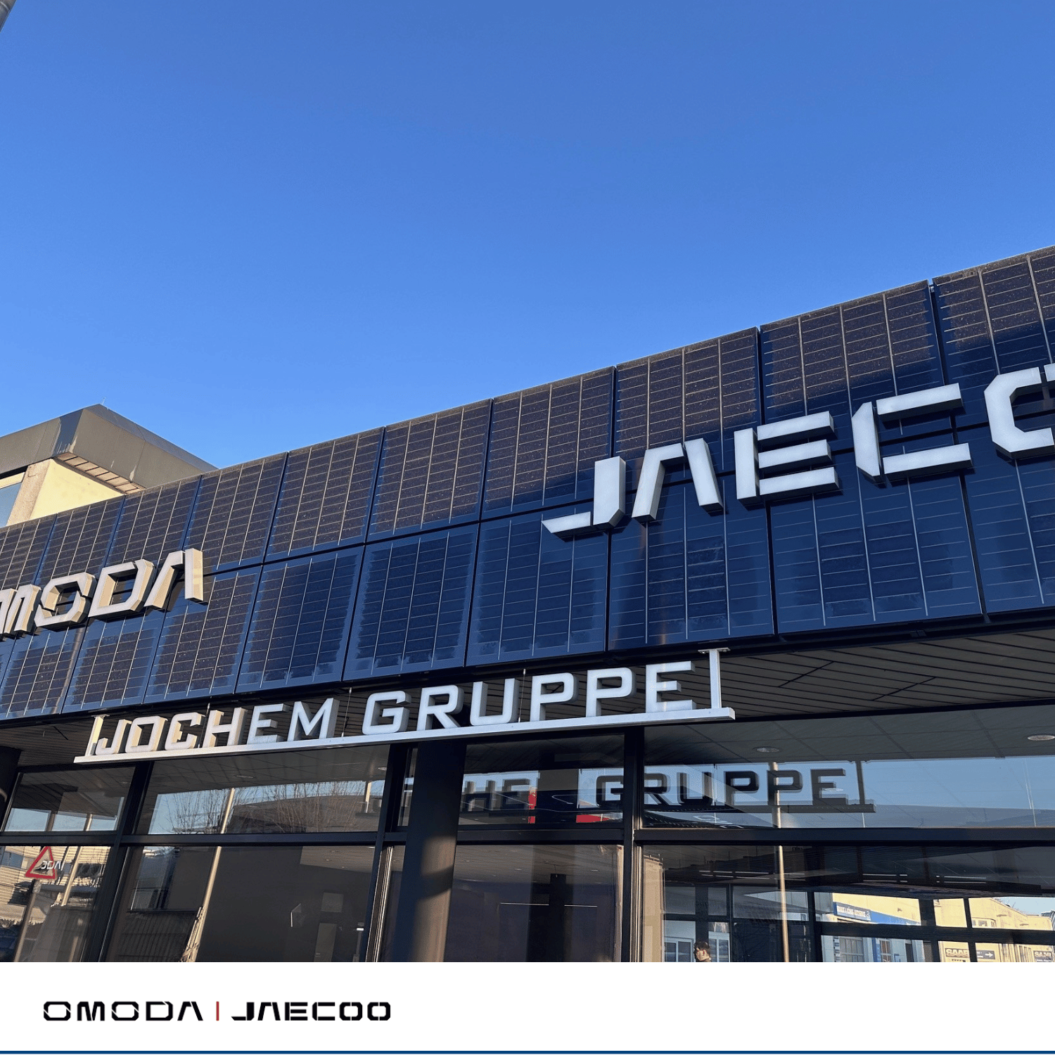 Standort Frankfurt | Jochem Gruppe | Das Bild zeigt ein Teil der Fassade eines Schaurraums.