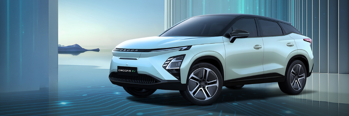 Angebote OMODA 5 EV | Jochem Gruppe | Das Bild zeigt einen zartgrünen SUV in einer modernen "Bühne".