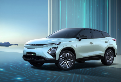 Angebote OMODA 5 EV | Jochem Gruppe | Das Bild zeigt einen zartgrünen SUV in einer modernen "Bühne".