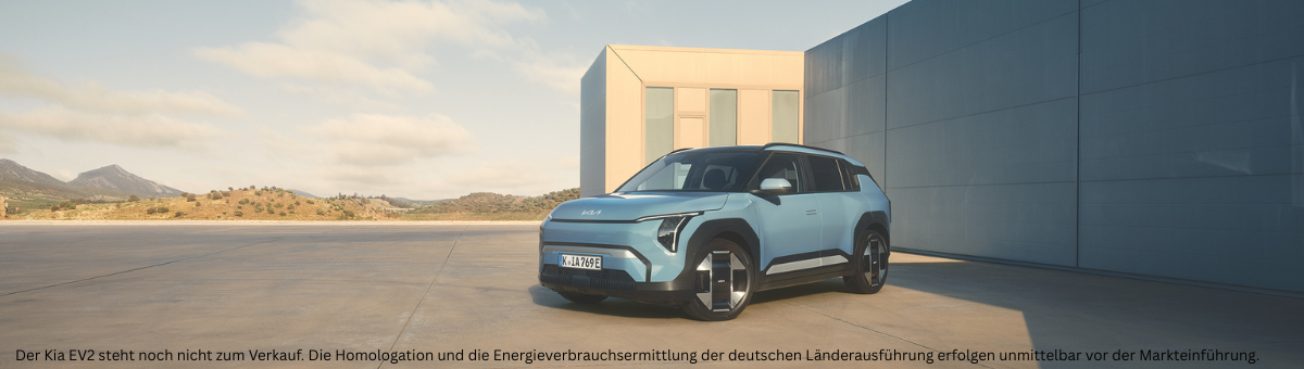 Kia EV2 | Das Bild zeigt einen hellblauen PKW vor einem modernen Gebäude.