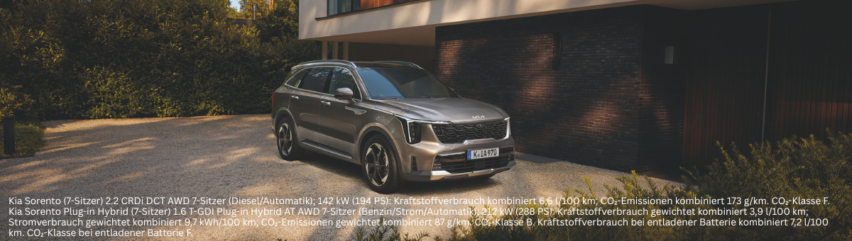 Kia Sorrento Hybrid | Das Bild zeigt einen SUV vor einem modernen Gebäude.