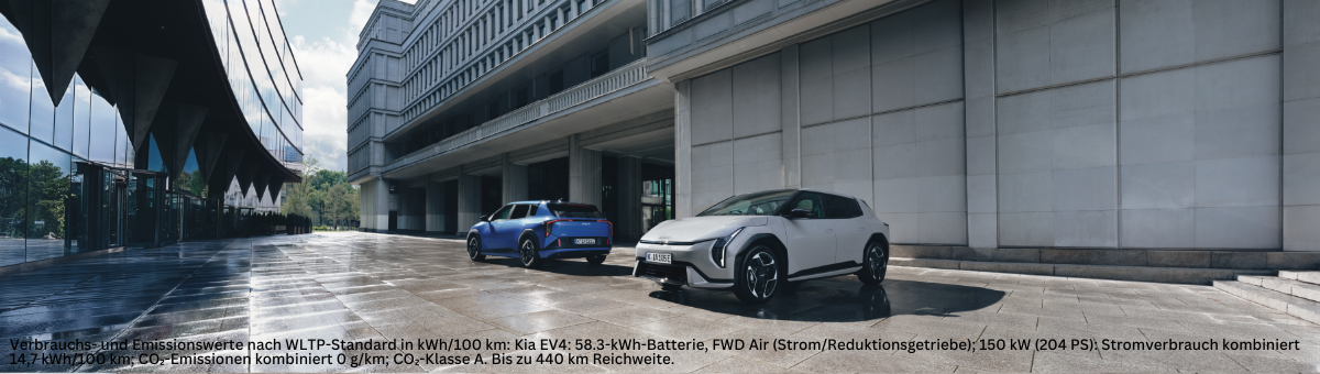Kia EV4 | Das Bild zeigt zwei PKW´s vor einem modernen Gebäude.
