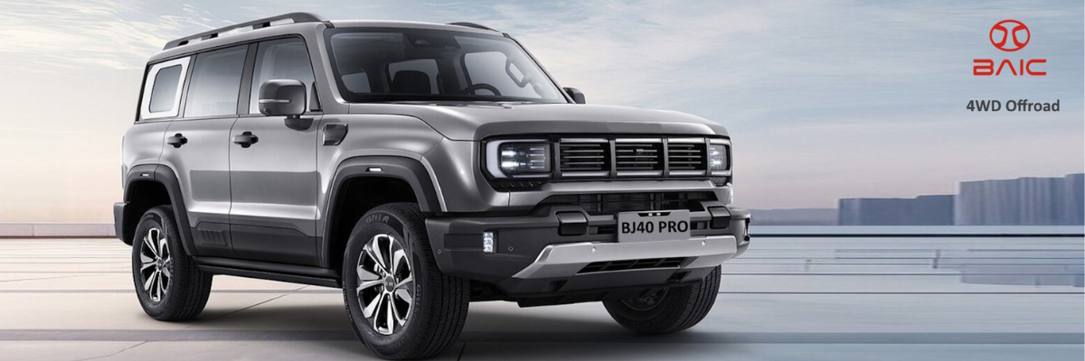 Angebot BAIC BJ40 | Das Bild zeigt einen blauen PKW vor einer grauen Fläche.