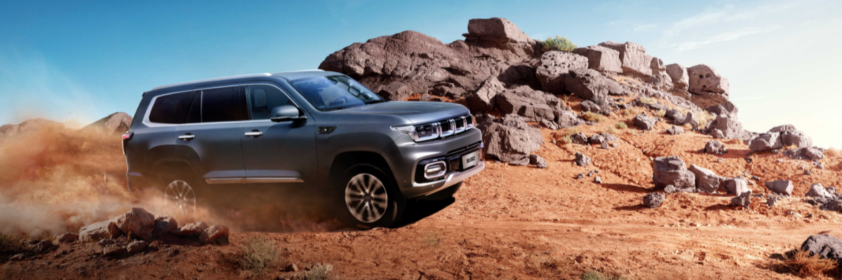 Angebot BAIC BJ60 | Das Bild zeigt einen silbernen SUV in einer felsigen Wüstenlandschaft