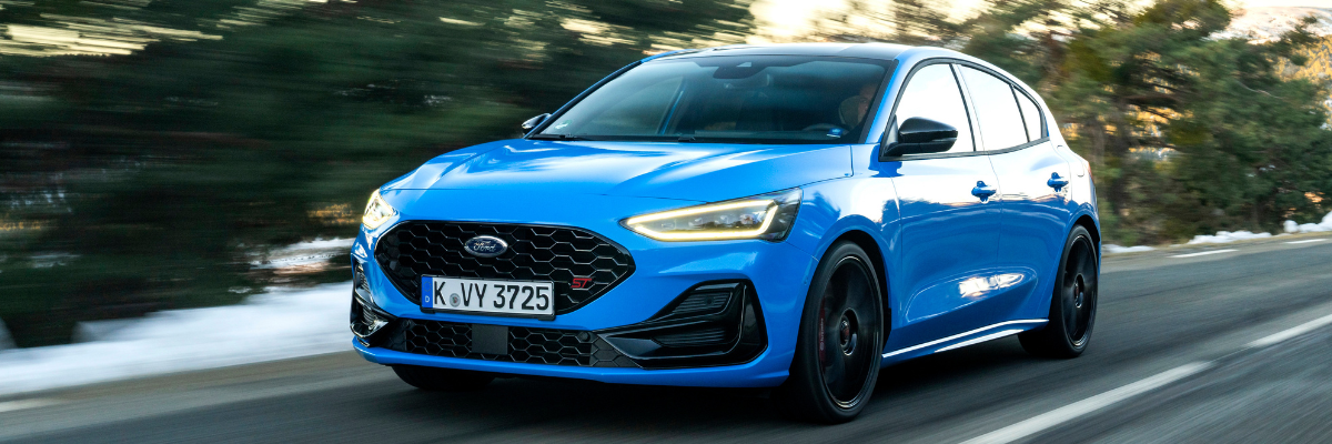 Angebot Ford Focus ST-Line | Das Bild zeigt einen hellblauen PKW auf einer Straße.