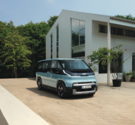 Kia KV5 Passenger | Jochem Gruppe Kia KV5 Passenger | Das Bild zeigt einen Elektrotansporter vor einem modernen Gebäude.