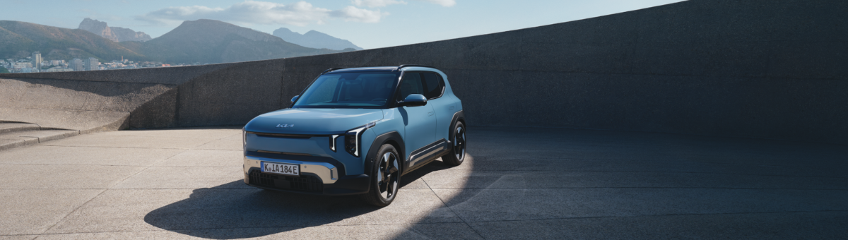 Kia EV2 | Das Bild zeigt einen hellblauen SUV auf einem modernen Platz.