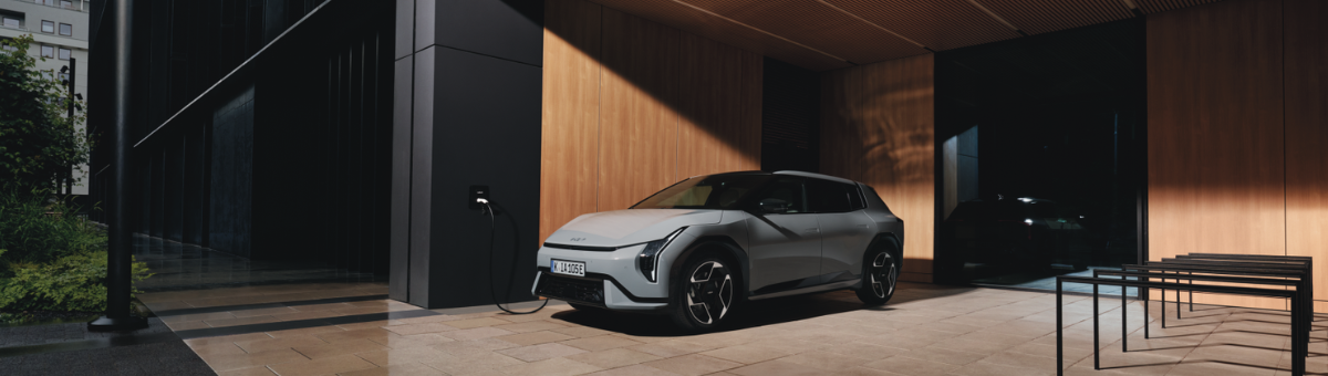 Angebot Kia EV4 | Jochem Gruppe | Das Bild zeigt einen grauen PKW vor einem modernen Gebäude.
