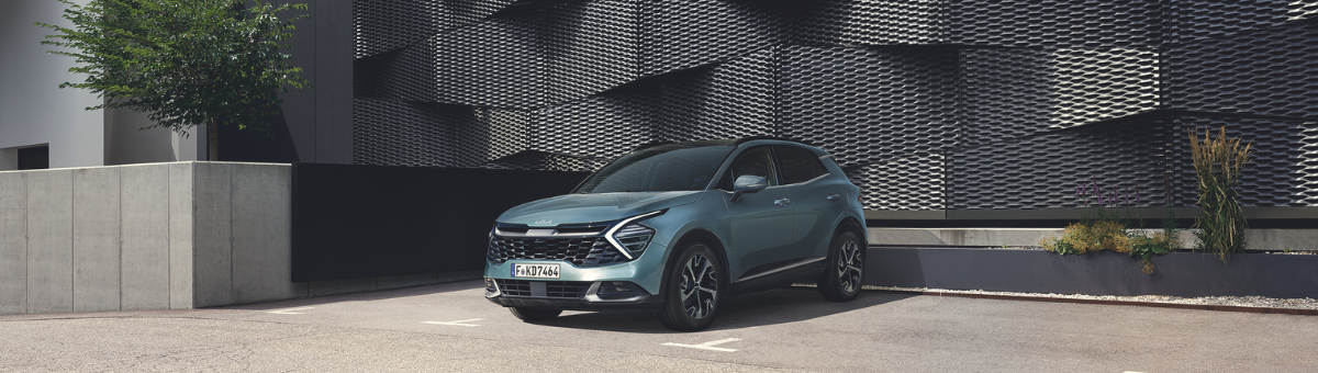 Angebot Kia Sportage | Das Bild zeigt einen SUV vor einem modernen Gebäude.