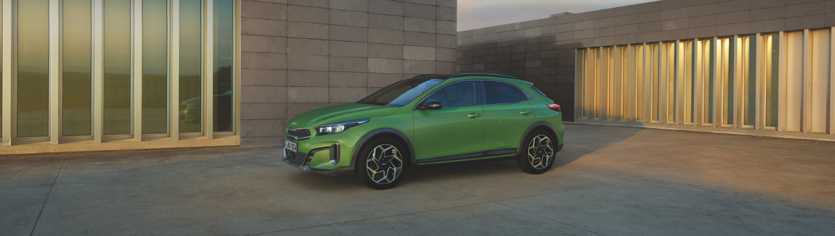 Angebot Kia XCeed | Jochem Gruppe | Das Bild zeigt einen grünen PKW vor einem modernen Gebäude.