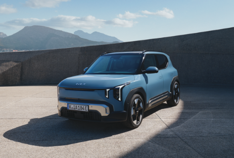 Kia EV2 | Das Bild zeigt einen hellblauen SUV auf einem modernen Platz.