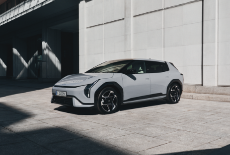 Angebot Kia EV4 | Jochem Gruppe | Das Bild zeigt einen grauen PKW vor einem modernen Gebäude.