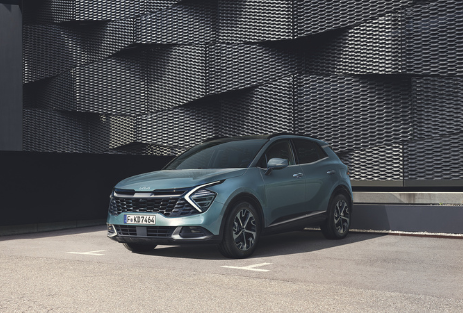 Angebot Kia Sportage | Das Bild zeigt einen SUV vor einem modernen Gebäude.