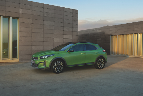 Angebot Kia XCeed | Jochem Gruppe | Das Bild zeigt einen grünen PKW vor einem modernen Gebäude.