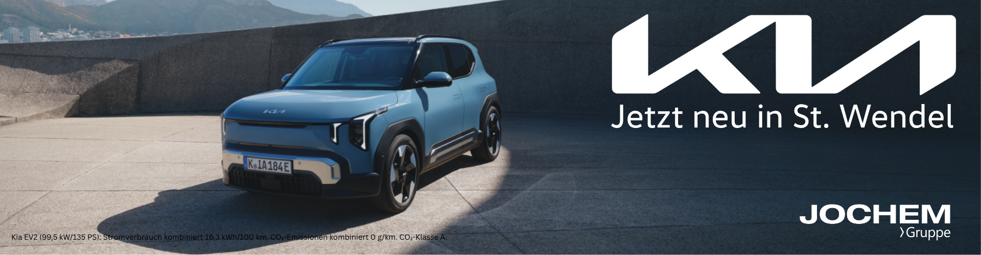 Kia EV2 | Das Bild zeigt einen hellblauen SUV auf einem modernen Platz.