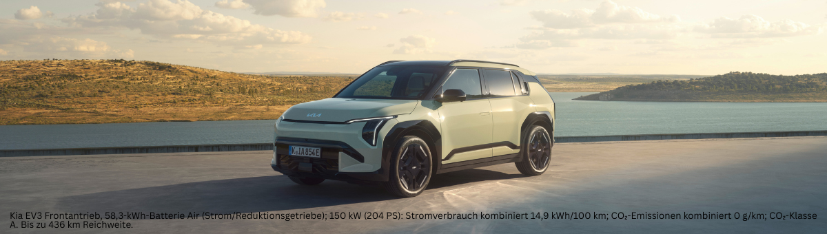Kia EV3 | Das Bild zeigt einen hellblauen SUV auf einem modernen Platz.