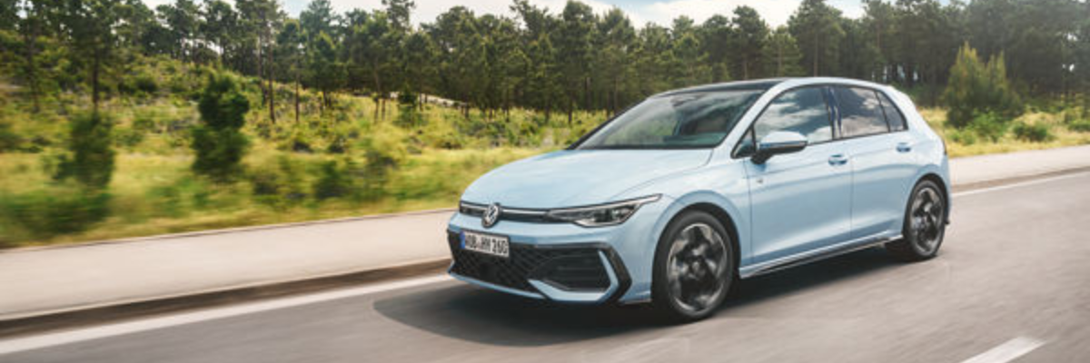 Angebot VW Golf | Jochem Gruppe | Das Bild zeigt ein hellblaues Fahrzeuge auf einer Waldstraße.