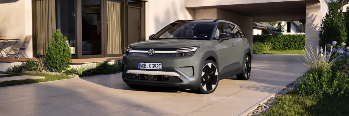 Volkswagen ID. Cross | Jochem Gruppe | Das Bild zeigt einen grauer PKW vor einem Bungalow.