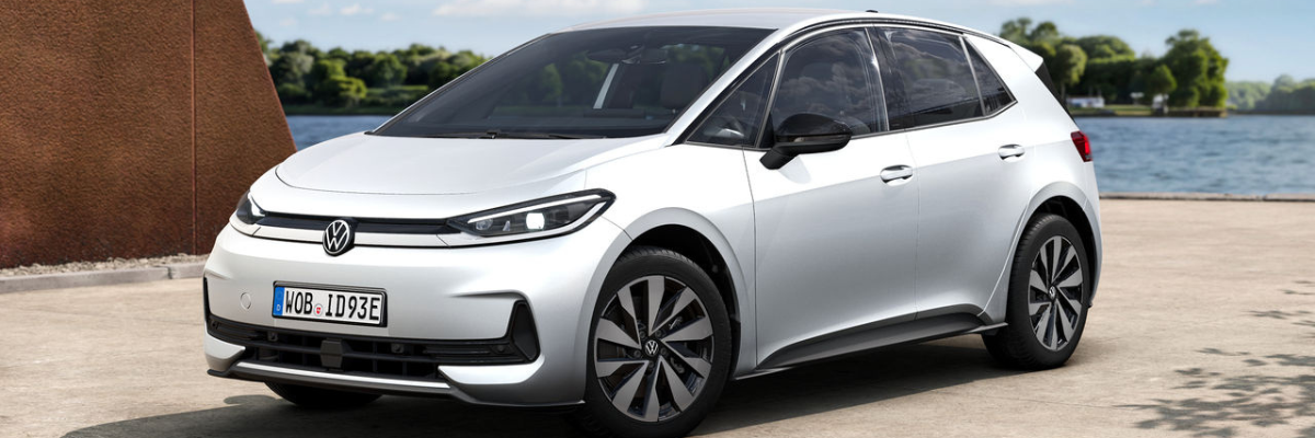 Volkswagen ID.3 NEO | Jochem Gruppe | Das Bild zeigt einen weißen PKW auf einem Parkplatz am Wasser.