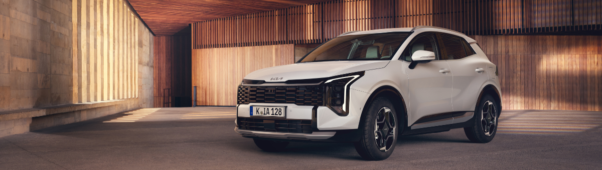 Kia Sportage | Das Bild zeigt einen weißen SUV in einer moderenen hellen Tiefgarage