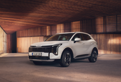 Kia Sportage | Das Bild zeigt einen weißen SUV in einer moderenen hellen Tiefgarage
