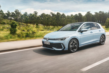 Angebot VW Golf | Jochem Gruppe | Das Bild zeigt ein hellblaues Fahrzeuge auf einer Waldstraße.