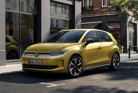 Volkswagen ID. Polo | Jochem Gruppe | Das Bild zeigt einen gelben PKW auf einem Parkplatz in der Stadt.