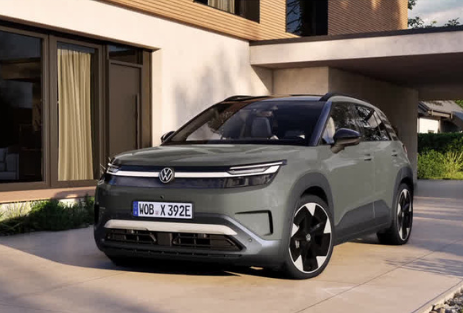 Volkswagen ID. Cross | Jochem Gruppe | Das Bild zeigt einen grauer PKW vor einem Bungalow.