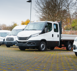 Auto Bäcker | Neunkirchen | Jochem Gruppe | IVECO Auto Bäcker | Neunkirchen | Jochem Gruppe | Das Bild zeigt mehrere IVECO Nutzfahrzeuge.