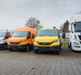Auto Bäcker | Neunkirchen | Jochem Gruppe | Nutzfahrzeuge Auto Bäcker | Neunkirchen | Jochem Gruppe | Das Bild zeigt mehrere Nutzfahrzeuge in einer Reihe.