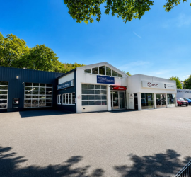 Autohaus AF GmbH | Jochem Gruppe | Neunkirchen Autohaus AF GmbH | Jochem Gruppe | Das Bild zeigt das Firmengebäude von außen.