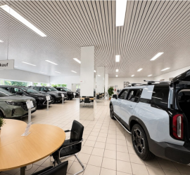 Autohaus AF GmbH | Jochem Gruppe | Neunkirchen Autohaus AF GmbH | Jochem Gruppe | Das Bild zeigt den Schauraum mit Fahrzeugen und einer Sitzgruppe.