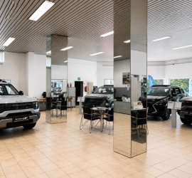 Autohaus AF GmbH | Jochem Gruppe | Neunkirchen Autohaus AF GmbH | Jochem Gruppe | Das Bild zeigt den Schauraum mit Fahrzeugen und einer Sitzgruppe.