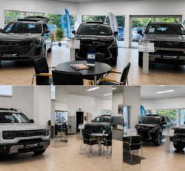 Autohaus AF GmbH | Jochem Gruppe | Neunkirchen Autohaus AF GmbH | Jochem Gruppe | Das Bild zeigt den Schauraum mit Fahrzeugen und einer Sitzgruppe.