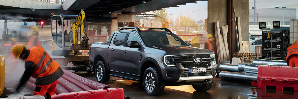 Angebot Ford Ranger | Jochem Gruppe | Das Bild zeigt ein Nutzfahrzeuge in der Stadt in einer Baustelle.