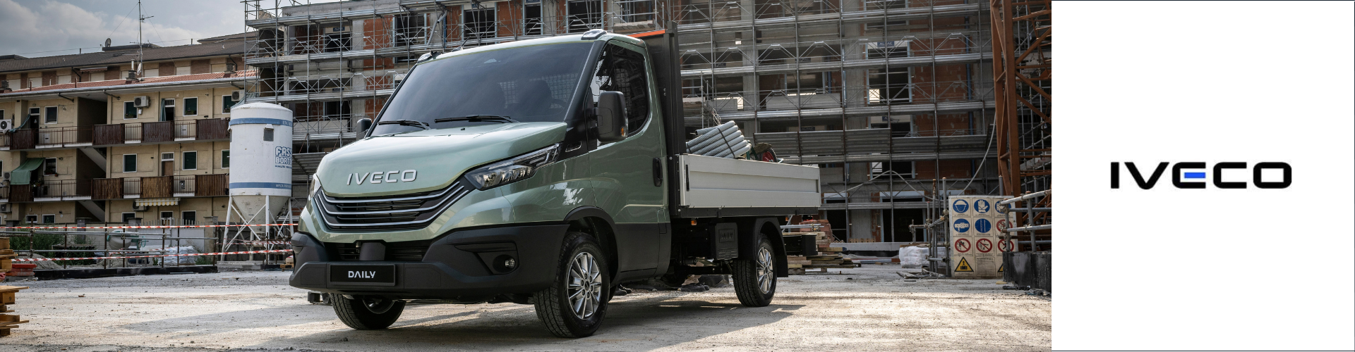 IVECO Dialy | Jochem Gruppe IVECO Dialy | Jochem Gruppe | Das Bild zeigt ein IVECO Nutzfahrzeug mit Pritsche auf einer großen Baustelle.