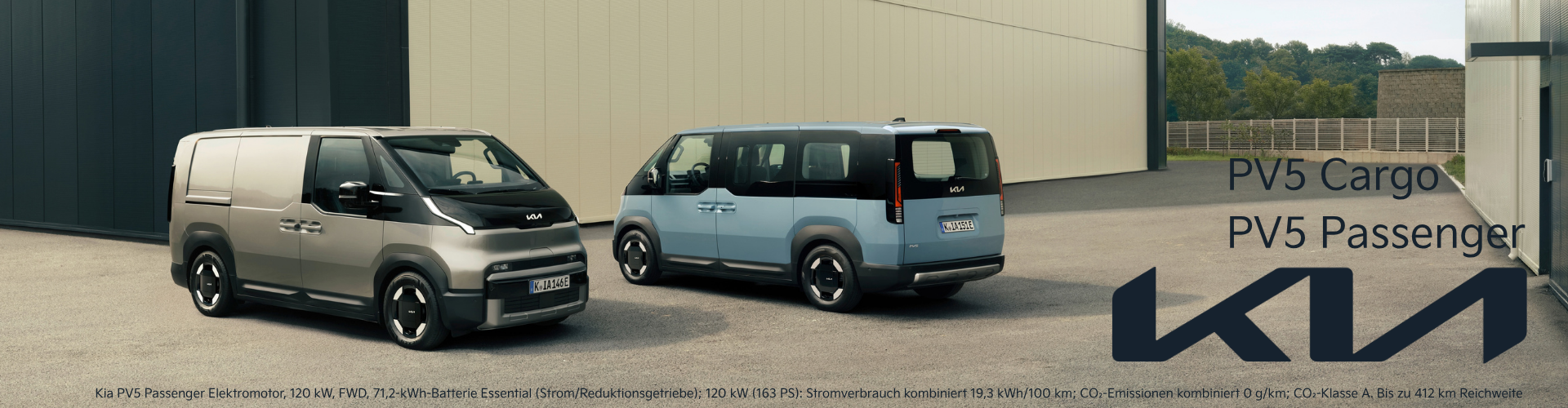 Kia PV5 Passenger + Cargo | Jochem Gruppe Kia PV5 Passenger + Cargo | Jochem Gruppe | Das Bild zeigt einen blau-schwarzen Transporter und einen grau-schwarzen Personen-Transporter auf einem Firmengelände zwischen großen Hallen.