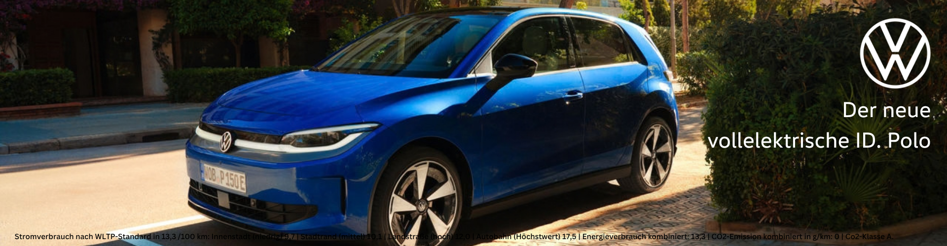Volkswagen ID. Polo | Jochem Gruppe Volkswagen ID. Polo | Jochem Gruppe | Das Bild zeigt einen blauen PKW in der Stadt am Strassenrand neben grünen südländischen Pflanzen.